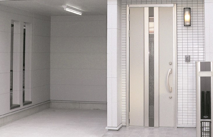 入り口をシャッターや鍵で施錠