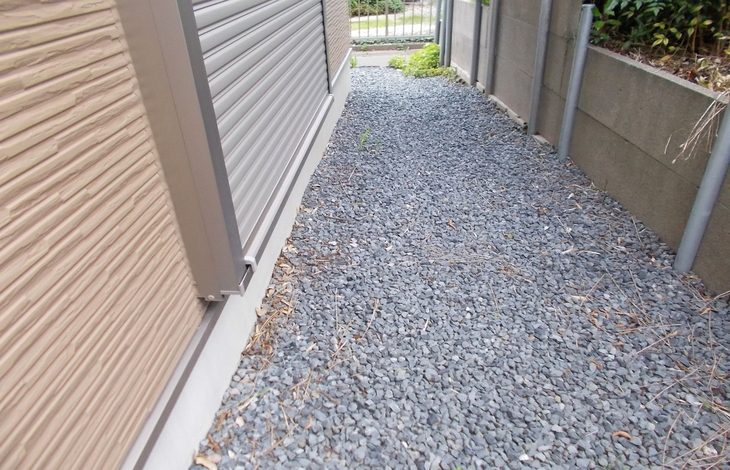 新築外構の地面に防犯砂利を敷く