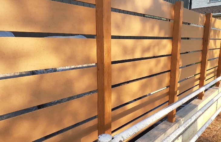 木目調の樹脂製フェンスなども人気